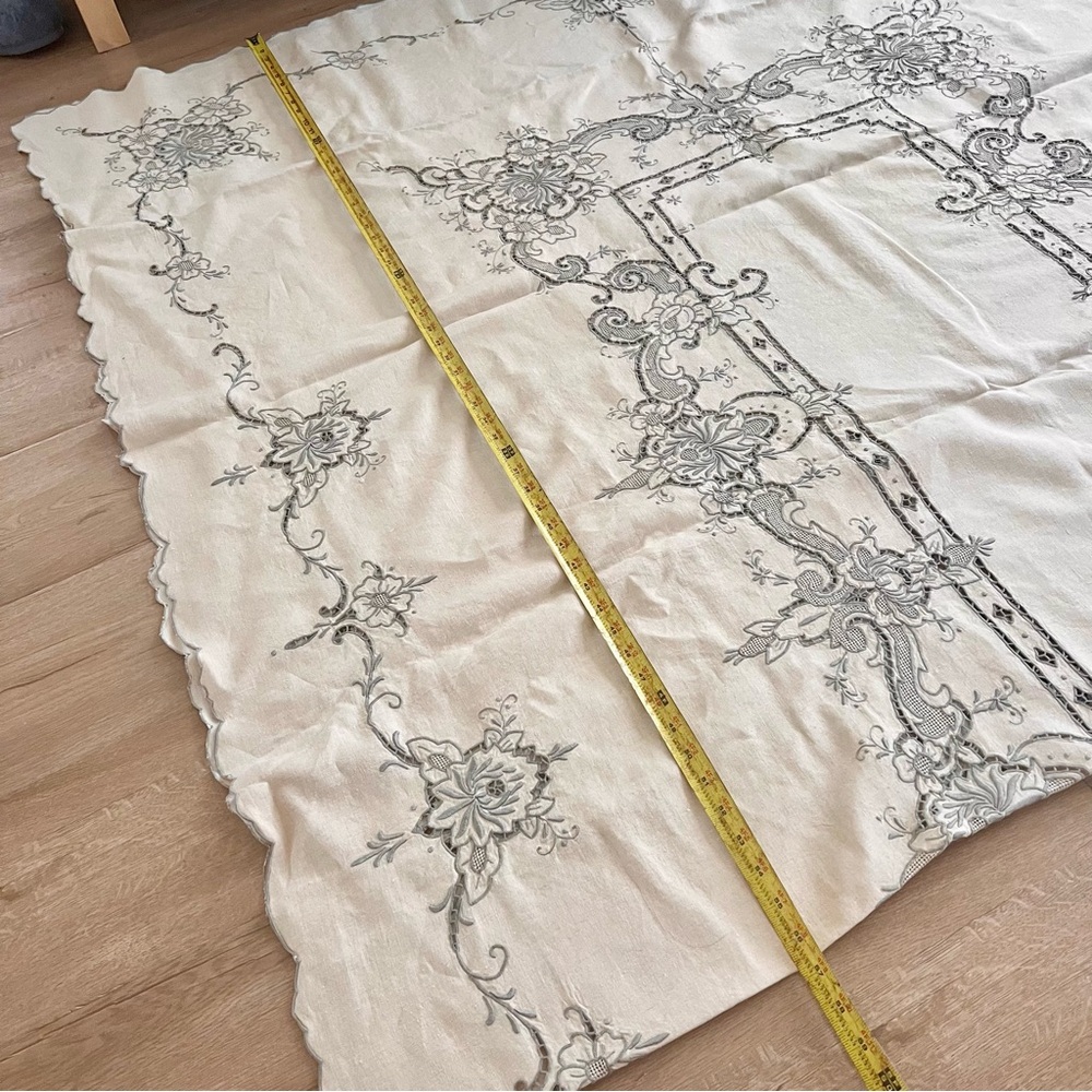 Vtg Madeira Embroidered Cutwork Lace Floral Linen Tablecloth 113”x62” & Napkins - Picture 7 of 10